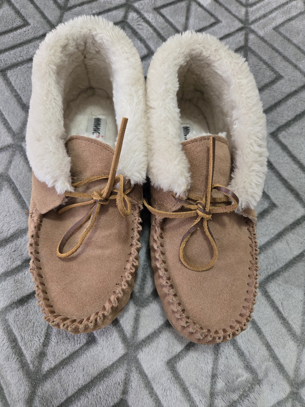 Moccasin Slippers (Shoes) with Faux Fur Lining By Minnetonka Size 9